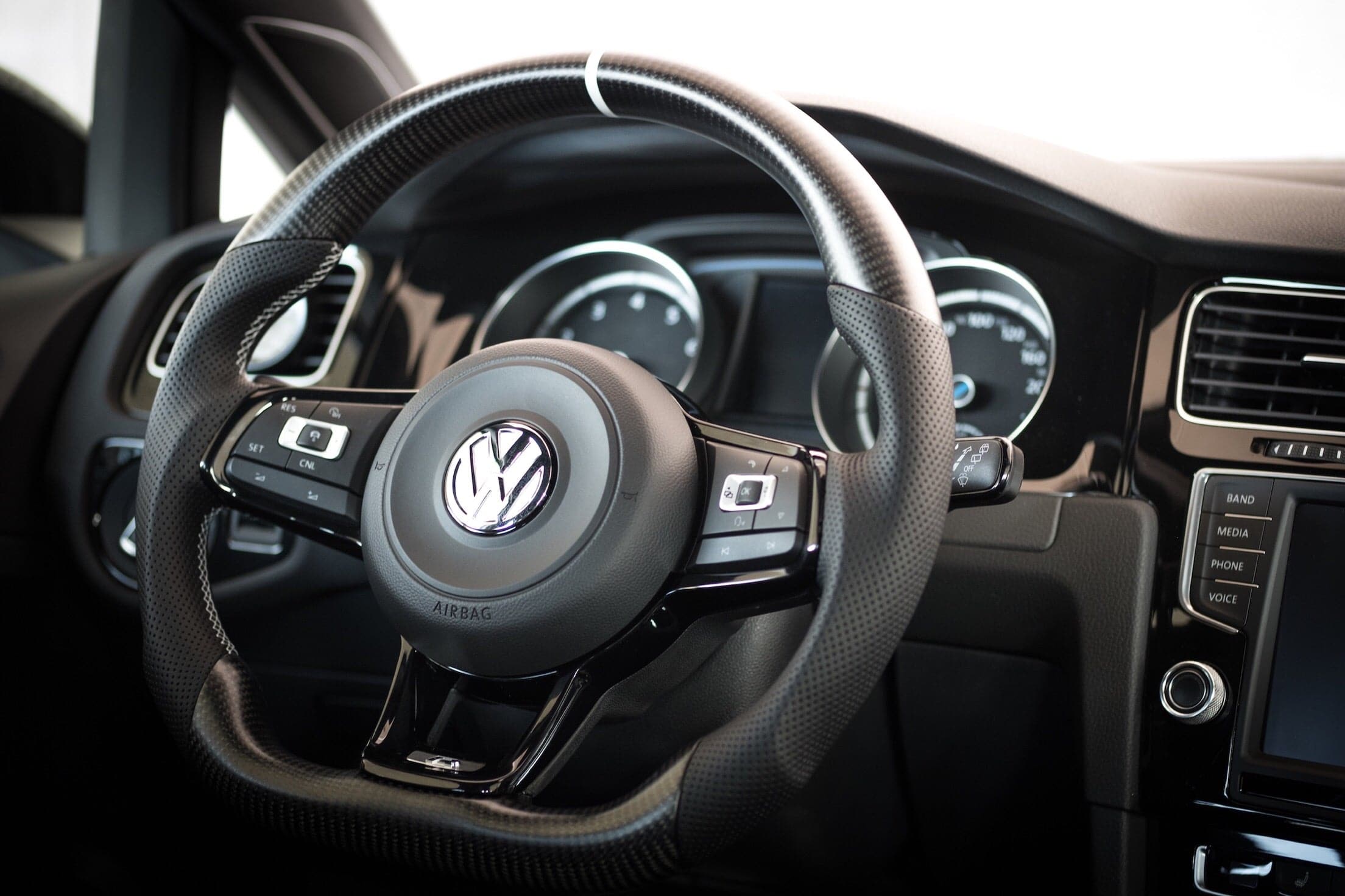 EZT Carbon Fiber-Perforated Steering Wheel (VW MK7/MK7.5) – Eurozone Tuning